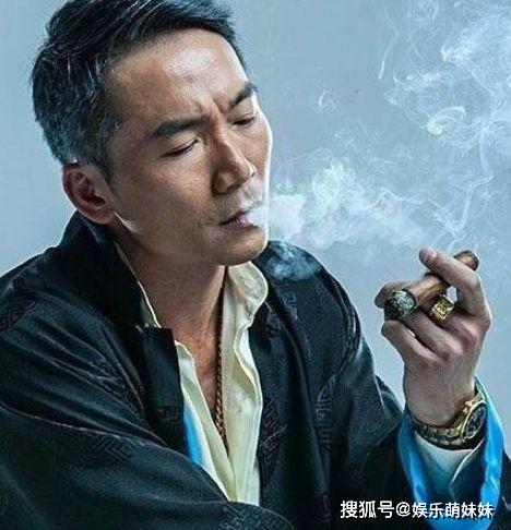 国外硬汉演员的高科技体验之旅，前沿科技与未来生活魅力展示