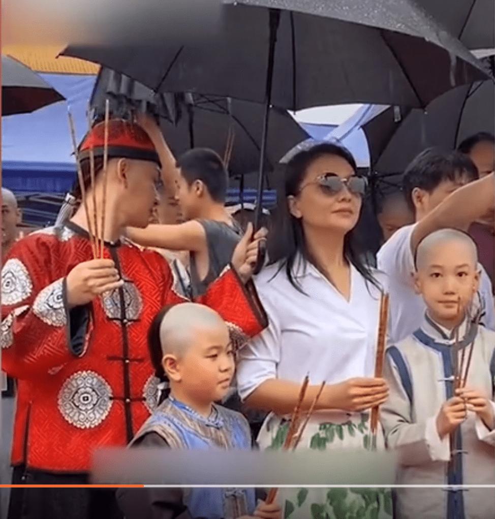 演员孙茜带你探寻小巷中的隐藏美味，特色小店的奇妙之旅